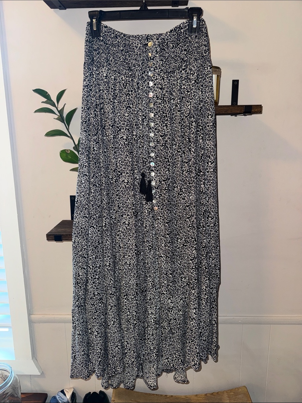 Black and White Floral Button-Front Maxi Skirt Size Medium
